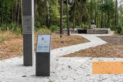 Bild:Wachniwka, 2019, Gesamtansicht der Denkmalanlage im Wald, Stiftung Denkmal, Anna Voitenko