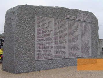 Image: Maillé, 2005, Memorial with the names of the victims at the cemetery, Maison du Souvenir