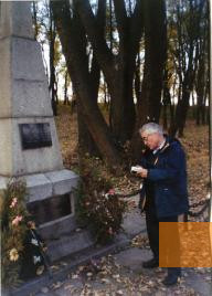 Image: Uman, 2001, Visitor at the memorial in Suhoy Yar, Lev Guralnik