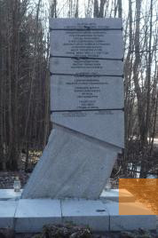 Image: Gromovo, 2009, Stone memorial to the four Polish prisoners on the shooting site, Stiftung Denkmal