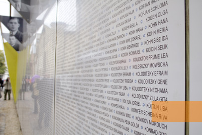 Bild:Riga, 2010, Tafel mit Namen lettischer Holocaustopfer, Rīgas geto un Latvijas Holokausta muzejs