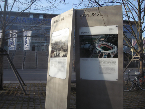 Nürnberg, 2008, Informationstafeln vor dem Stadion des 1. FC Nürnberg, Jarlhelm
