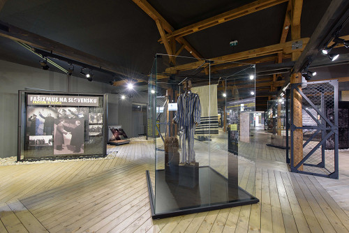 Buchenwald, 2005, Lagertor mit Blick auf die Lagerkommandantur, Sammlung Gedenkstätte Buchenwald, Peter Hansen