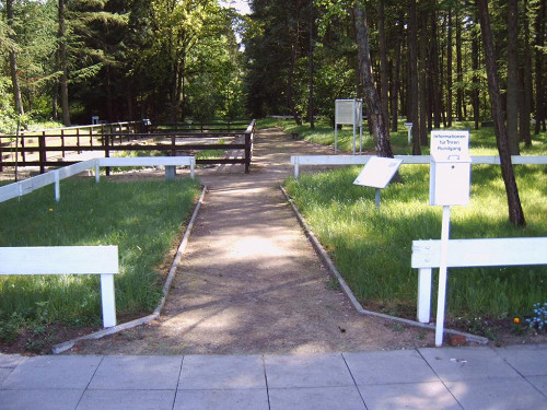 Nützen, 2009, Eingang zum Rundgang über das Gelände, KZ-Gedenkstätte Kaltenkirchen