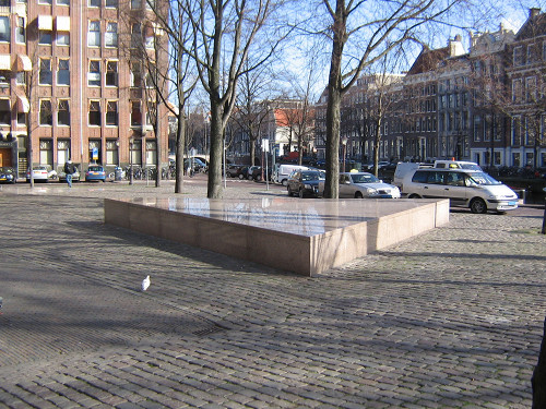Amsterdam, o.D., Das Podest steht für »Zukunft«, Stiftung Denkmal