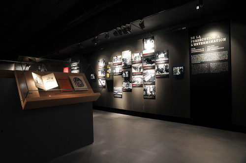 Caen, o.D., Blick in die Ausstellung: Völkermord, Massengewalt und die Vernichtung der europäischen Juden, Le Mémorial de Caen
