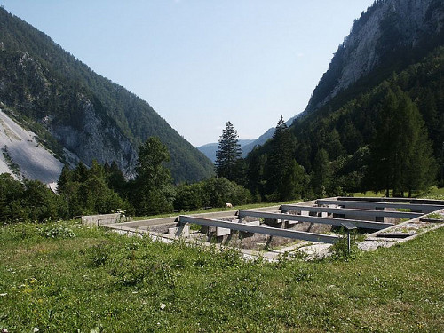 Am Loiblpass, 2006, Überreste des Lagerkrematoriums, Daniel Magnfält