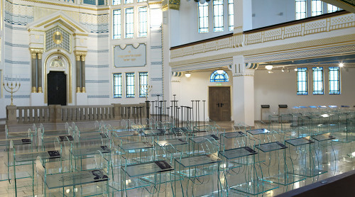 Budapest, 2005, Glasstühle stehen für ungarische Opfer in der Gedenksynagoge, Holokauszt Emlékközpont