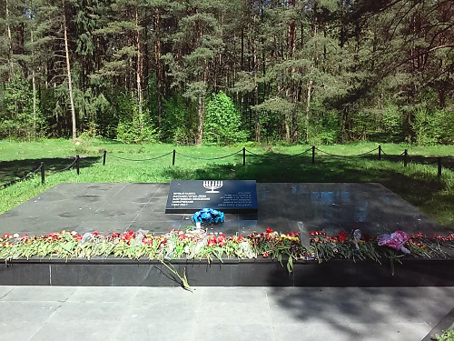 Lida, 2011, Das 1997 entstandene und in den 2010er Jahren erneuerte Denkmal an dem als »Kindergrab« bekannten Massengrab, Avner