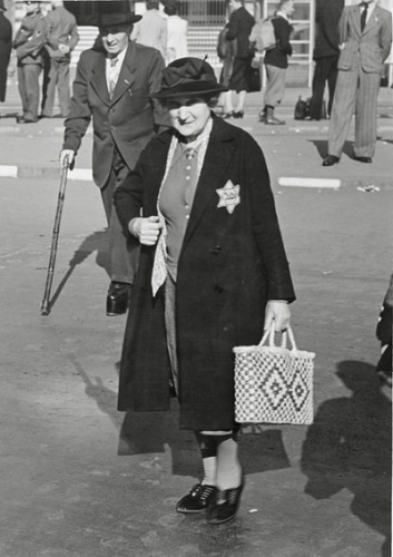 Berlin, 1941, Ab September 1941 wird das Tragen eines gelben Sterns Pflicht, Bundesarchiv, Bild 183-B04490A, k.A.