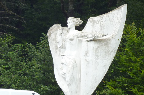 Drohobytsch, 2017, Denkmal am Parkplatz in der Nähe der Massengräber im Wald, Stiftung Denkmal, Sarah Kunte