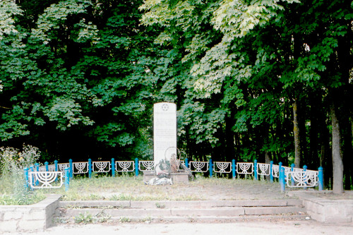 Tarnopol, 2005, Denkmal am Ort von Massenerschießungen, Stiftung Denkmal