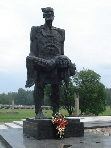 Chatyn, 2010, Darstellung des Überlebenden Josif Kaminskij mit totem Sohn, Christian Dohnke