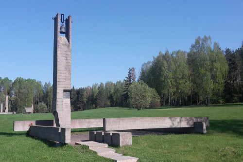 Chatyn, 2018, Symbolischer Grundriss eines zerstörten Hauses mit Glocke, Stiftung Denkmal