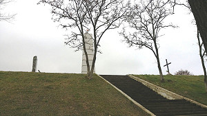 ObeliskundDenkmal_Petralevichi_WikiCommons_klein