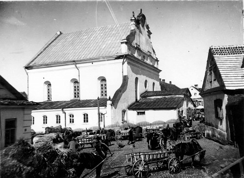 Slonim, o.D., Die 1642 erbaute Synagoge mit Marktplatz, Yad Vashem