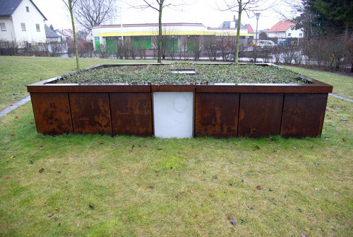 Alkoven, 2009, Der 2002 neugestaltete Friedhof mit Grabmal, Ronnie Golz