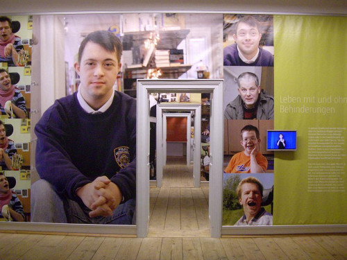 Alkoven, 2009, Blick in die Ausstellung »Wert des Lebens«, Ronnie Golz