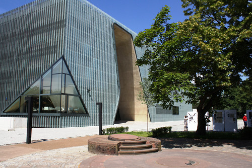 Warschau, 2013, Fassade des Museums mit einem Denkmal aus dem Jahre 1946 im Vordergrund, Stiftung Denkmal
