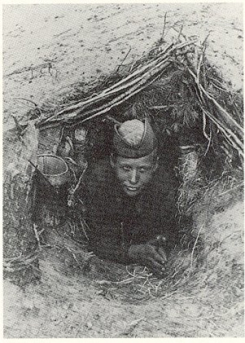 Senne, vermutlich 1942, Sowjetischer Gefangener in einer Erdhöhle, Förderverein »Dokumentationsstätte Stalag 326 (VI K) Senne e.V.«
