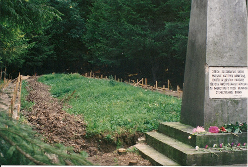 Bei Novogrodek, 1992, Das ursprüngliche Denkmal aus der Sowjetzeit  am Ort der ersten Massenerschießung, Jack Kagan