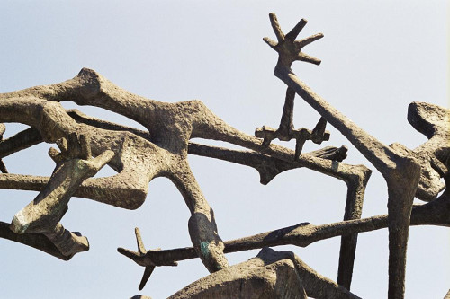 Dachau, o.D., Das »Internationale Mahnmal« von Nandor Glid auf dem ehemaligen Appellplatz, University of South Florida
