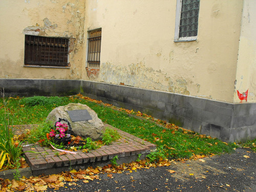 Witebsk, 2012, Gedenkstein vor dem »Klub der Metallisten«, Avner