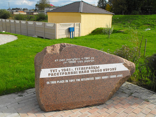 Tuwolo, 2012, Gedenkstein am Ort mehrerer Massenerschießungen, Avner