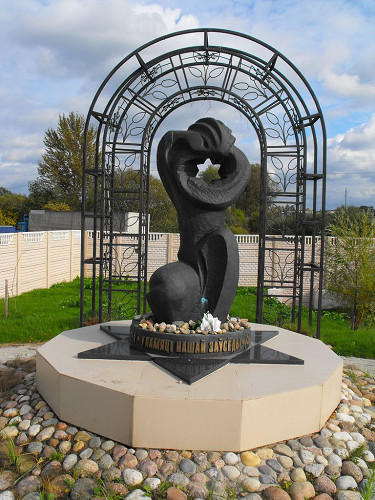 Tuwolo, 2012, Das 2010 am Ort von Massenerschießungen aufgestellte Denkmal, Avner