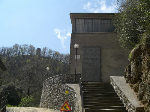 Sant'Anna di Stazzema, 2006, Das Museum mit dem Beinhaus im Hintergrund, Freunde der Friedensorgel Sant’Anna di Stazzema  e.V.