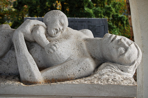 Sant'Anna di Stazzema, 2008, Detailansicht der Skulpur im Inneren des Beinhauses, Sergio Bovi Campeggi