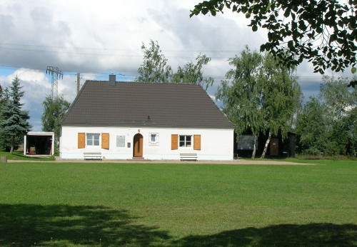 Zeithain, 2010, Dokumentenhaus neben der ehemaligen Lagerbaracke, Gedenkstätte Ehrenhain Zeithain