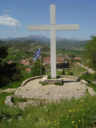 Kalavryta, 2004, Kreuz an der Erschießungsstelle, Alexios Menexiadis