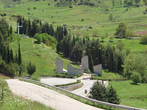Kalavryta, 2004, Blick auf die Gesamtanlage der Gedenkstätte »Topos Thysias«, Alexios Menexiadis