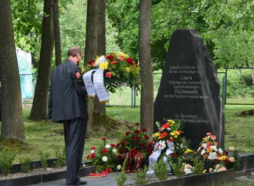Lehesten, 2009, Kranzniederlegung am Gedenkstein, Förderverein Gedenkstätte Laura e.V.