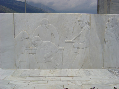 Distomo, 2004, Ausschnitt aus dem Halbrelief mit der Darstellung des Massakers vom 10. Juni 1944, Alexios Menexiadis