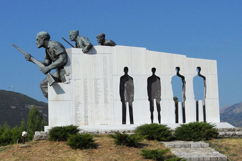 Distomo, 2011, Denkmal bei der Straße nach Athen, Albtalkourtaki