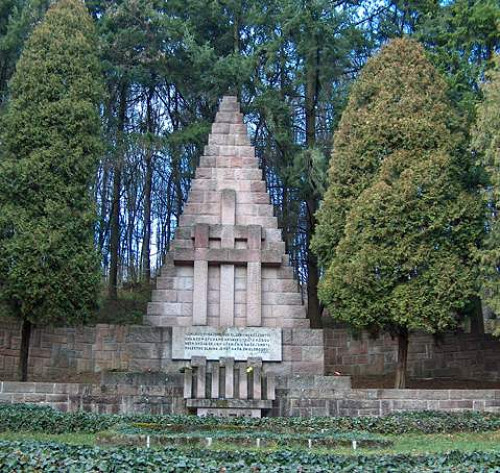 Neusohl-Kremnička, 2004, Denkmal für die nach der Niederschlagung des Slowakischen Nationalaufstandes Ermordeten, Stiftung Denkmal