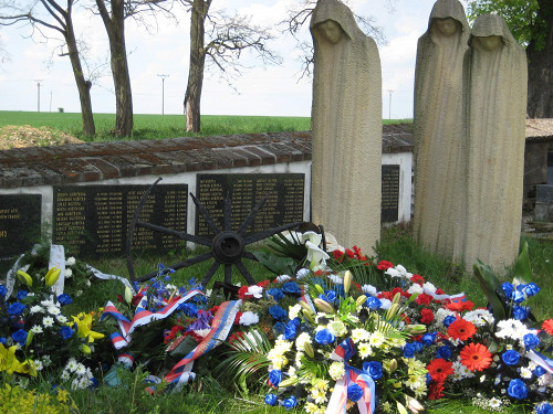 Mirovice, 2008, Das Denkmal an einem Massengrab für Kinder, František Kostlán