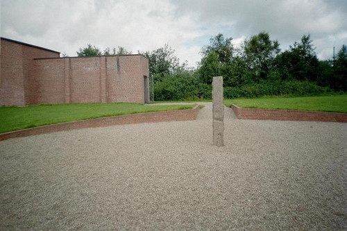 Husum, 2003, Backsteingebäude als Mahnmal,  A. Wagner