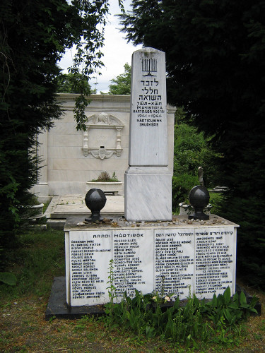 Arad, 2007, Mahnmal mit den Namen der Opfer des Holocaust aus Arad, Ionel Schlesinger