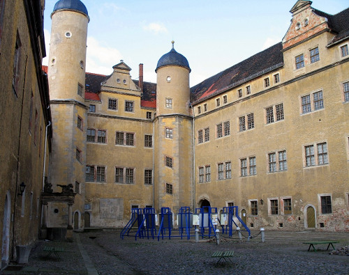 Prettin, 2007, Ausstellung im Innenhof des Schlosses Lichtenburg, Sandra Mette