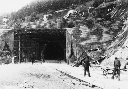KZ Mittelbau-Dora, Sommer 1944, Eingang zum Fahrstollen A des Mittelwerkes, Bildarchiv Stiftung Preußischer Kulturbesitz