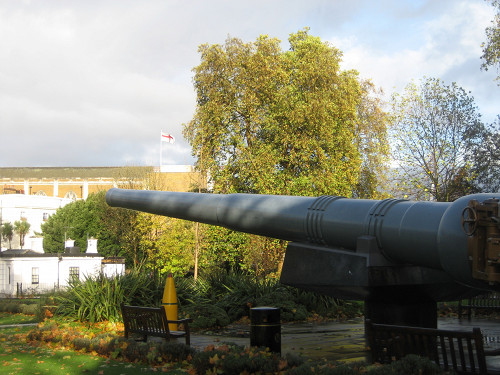 London, 2010, Britisches Marinegeschütz vor dem Hauptgebäude, Stiftung Denkmal