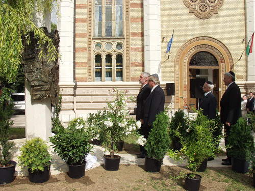 Sechshard, 2004, Feierliche Einweihung des Holocaustdenkmals, Stiftung Denkmal