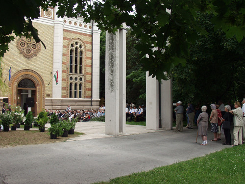 Sechshard, 2004, Feierliche Einweihung des Holocaustdenkmals, Stiftung Denkmal