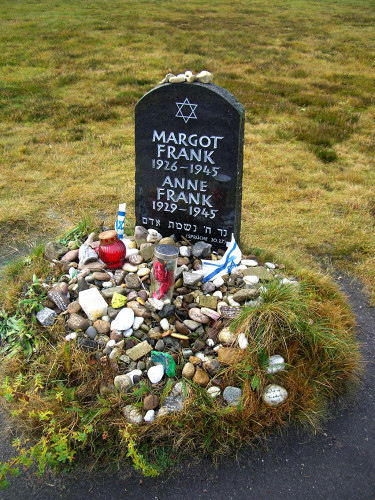 Lohheide, 2007, Grabstein für die Schwestern Margot und Anne Frank, Ronnie Golz