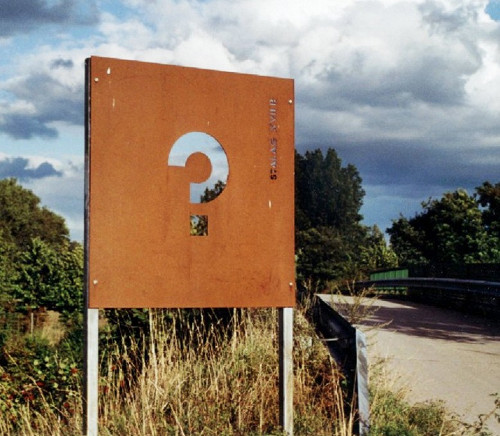 Krems, 2001, Gedenktafel an einem Eckpunkt des ehemaligen Lagerareals, Christian Gmeiner