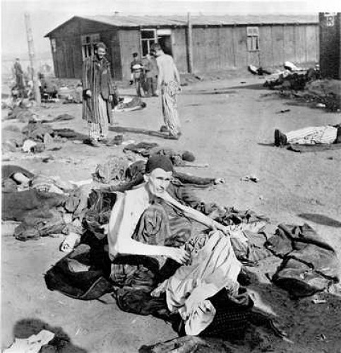 Bergen-Belsen, April 1945, Zwischen den Toten die wenigen Überlebenden, Imperial War Museum London