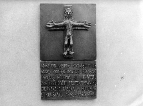 Hodonin, o.D., Gedenktafel bei einem Massengrab in der Nähe des ehemaligen Lagers, Archiv Muzea romské kultury